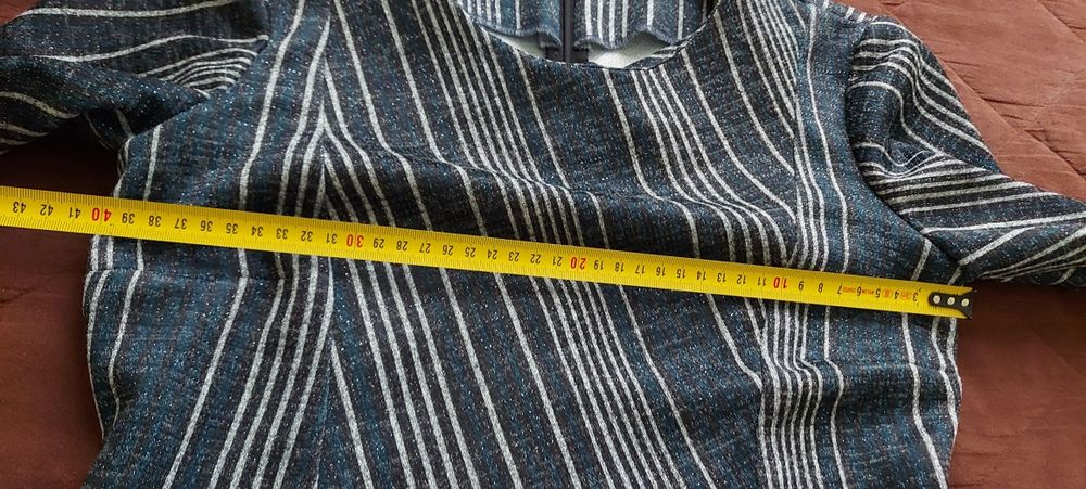 Sukienka długi rękaw prążki błyszcząca