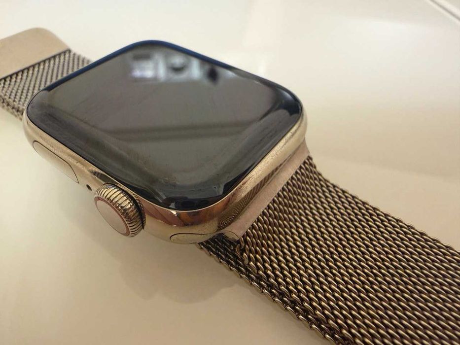 Apple Watch 6 40mm із золотим Milanese браслетом з нержавейки