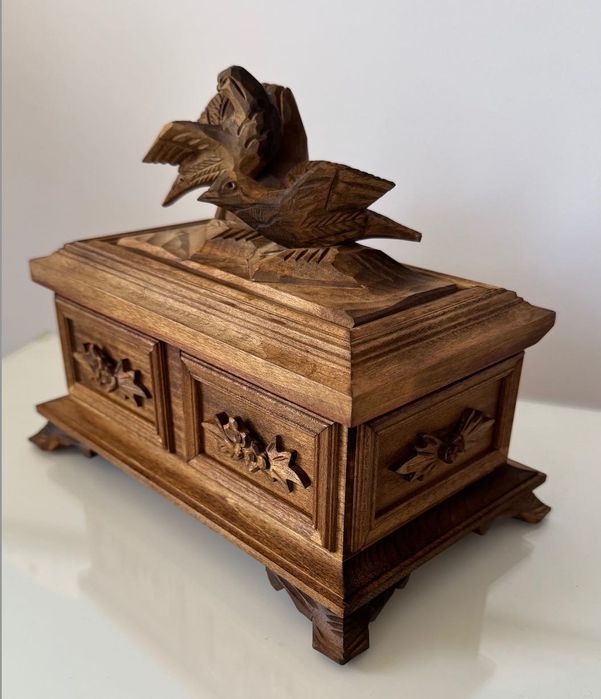 Szkatułka ręcznie rzeźbiona