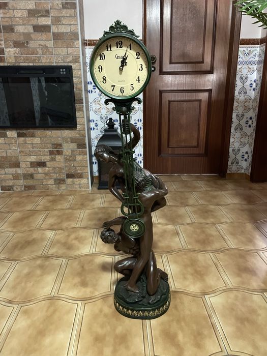 Estatuetas religiosas e quadros