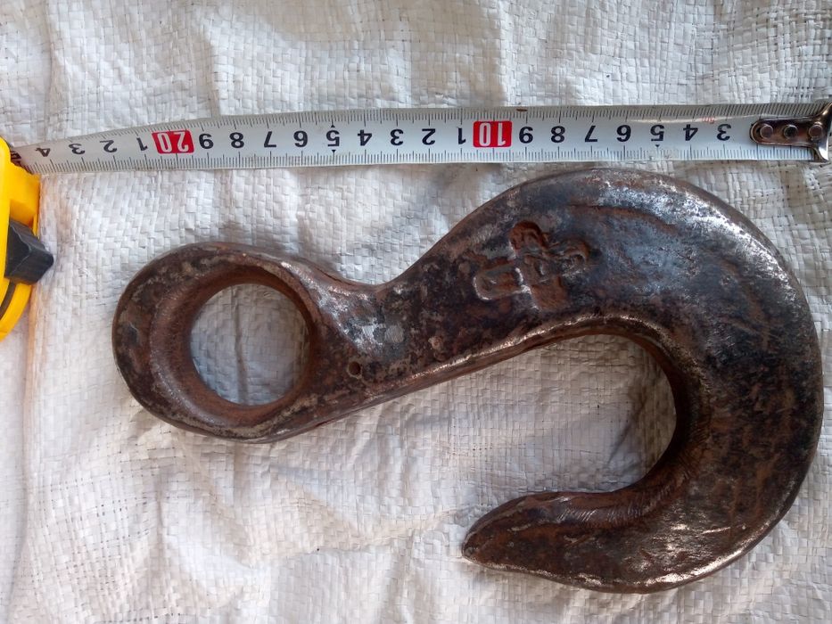 Крюк буксировочний