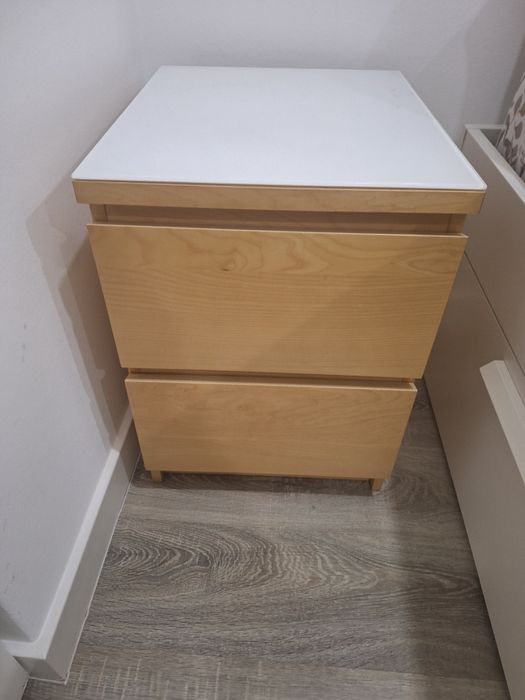 2 mesas de cabeceira malm com tampo de vidro