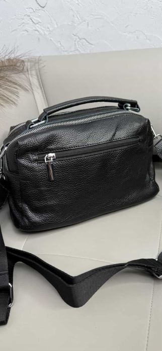 Сумочка из натуральной кожи черного цвета