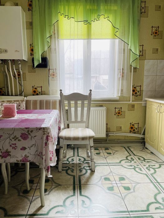 Продається  квартира в приватному будинку одноповерховому є генератор)