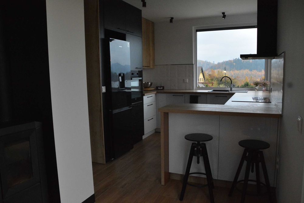 Domek w górach nad wodą