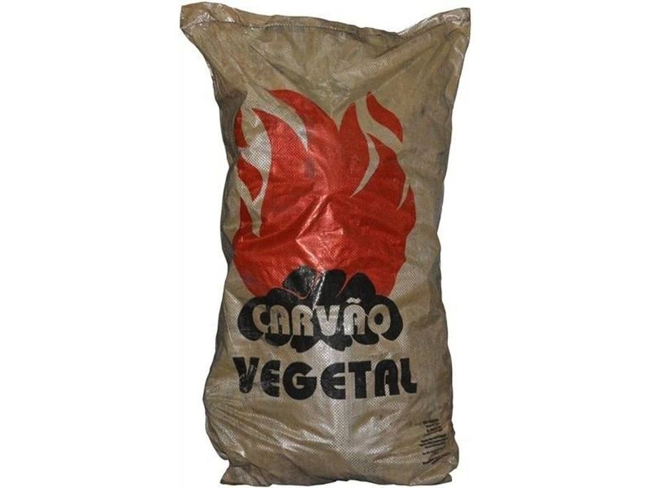 Carvão sobro churrasqueira