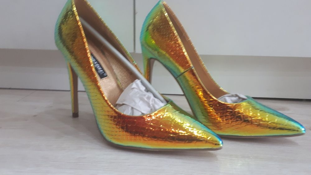 Piękne szpilki kameleon