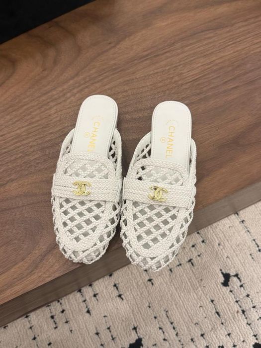 Klapki CHANEL White Leather