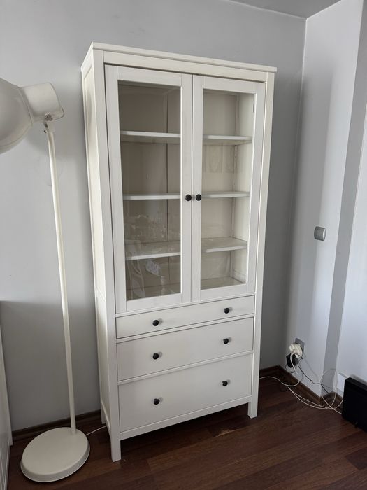 biała witryna z 3 szufladami IKEA HEMNES