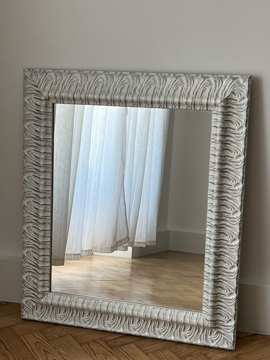 Espelho com moldura cinzento e branco