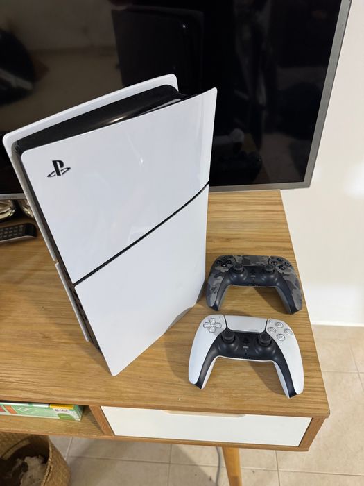 PS5 Slim Digital (1TB) + 2 Comandos - Como Nova