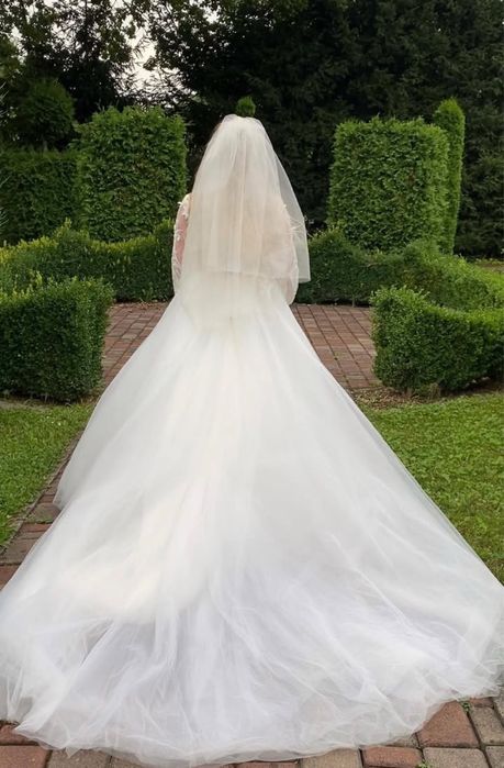 Весільна сукня зі шлейфом