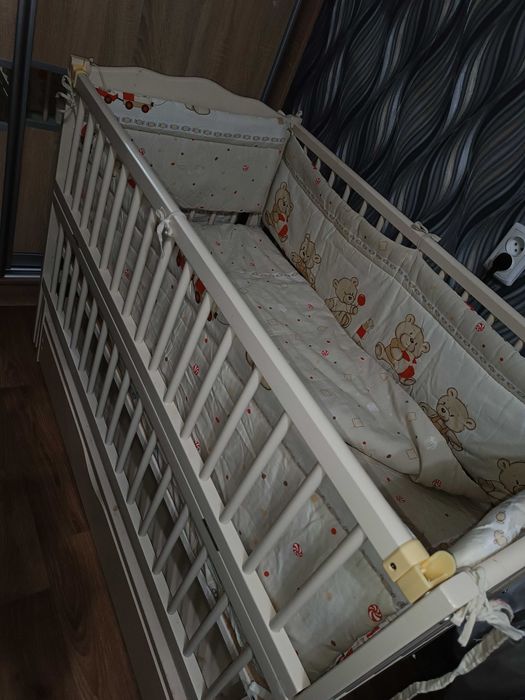 Дитяче ліжечко (кроватка) з маятниковим механізмом та шухлядою