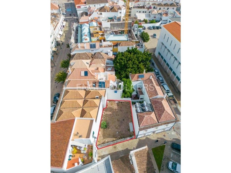 Terreno urbano à venda no centro histórico de Tavira