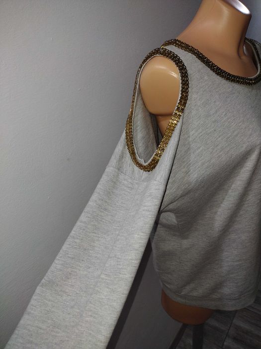 Bluza z wycięciem na rękawach