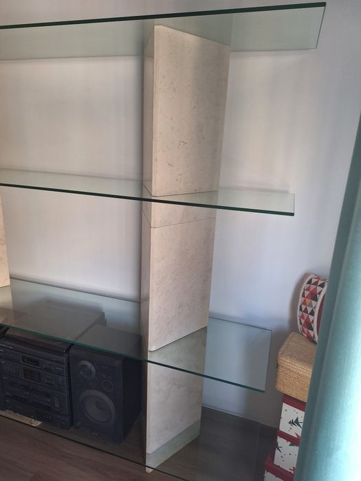 Movel estante de sala em marmore com quatro prateleiras de vidro