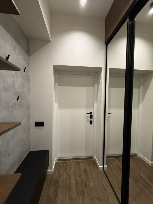 Продам кутовий котедж, в центральній частині міста.