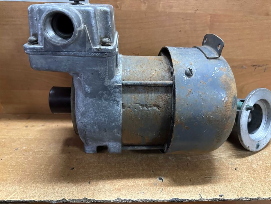 Электродвигатель строительного вибратора.