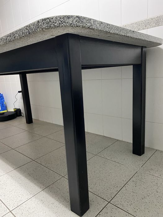 Mesa de cozinha com tampo em pedra mármore