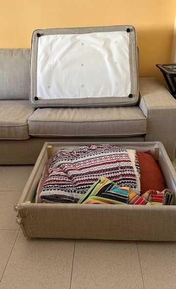 Sofá (3 lugares) em tecido beje claro c/ chaise-longue