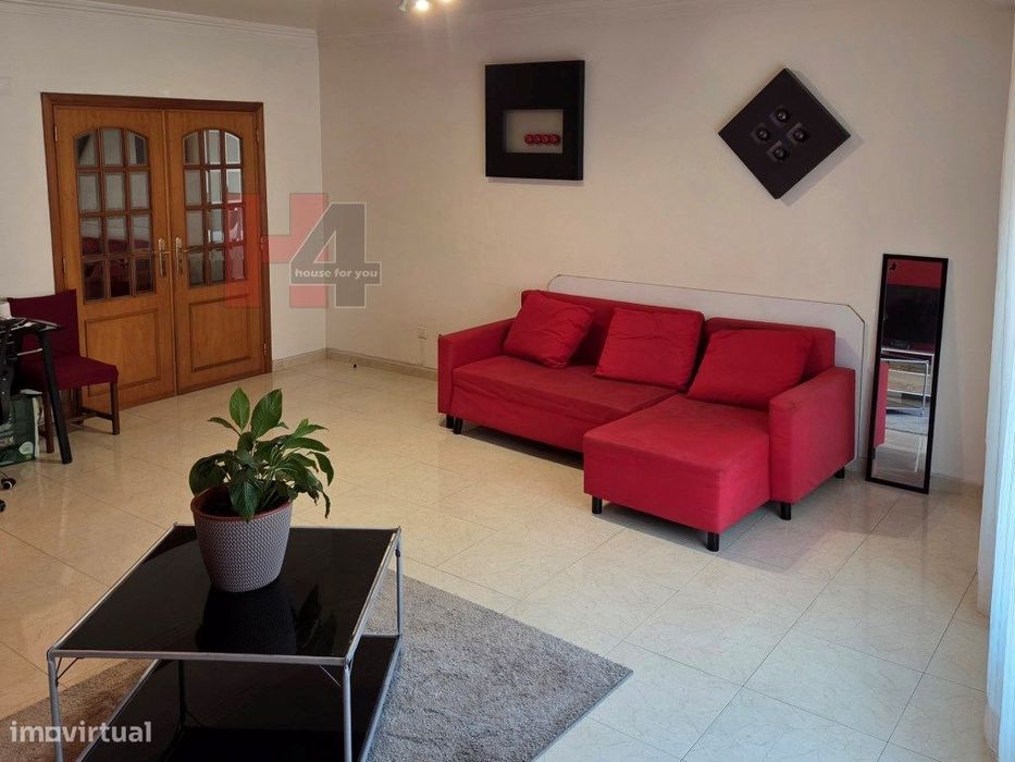 T2 com box e ótima localização na Amadora