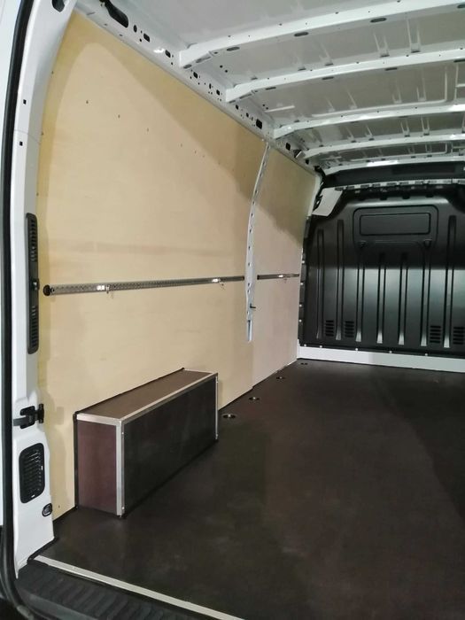 Zabezpieczenie paki w samochodzie dostawczym Renaut Master L3