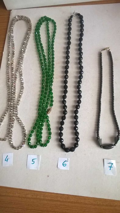 wisiorki , korale i broszki PRL