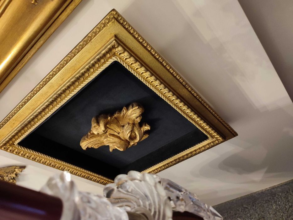 Quadro moldura dourada, veludo preto e talha dourada