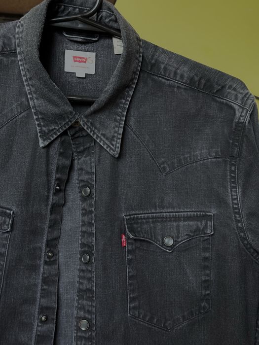 стандартна чоловіча джинсова сорочка від бренду Levi's