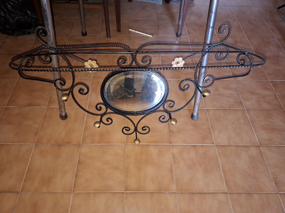 Mesa de ferro e tampo de vidro