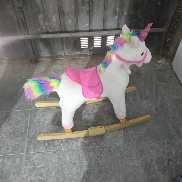 Unicórnio baloiço que canta