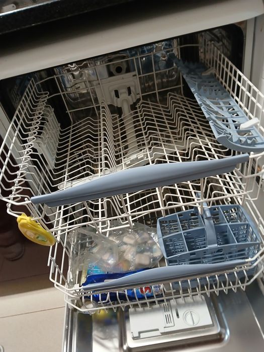 Máquina de lavar loiça Ariston, com muito pouco uso