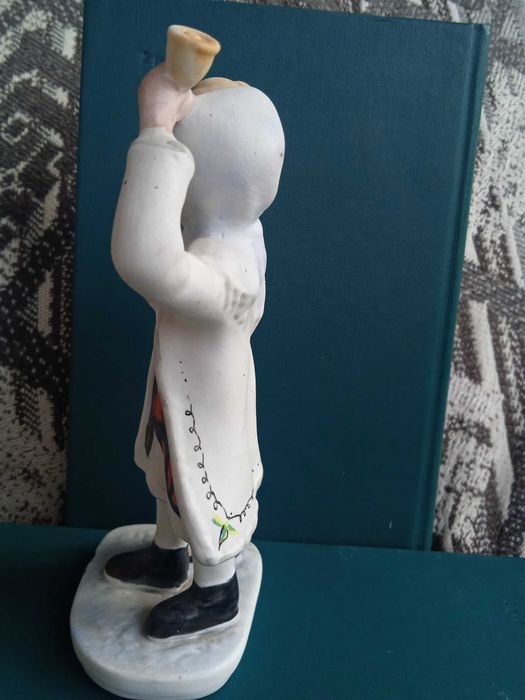 Статуэтка фарфоровая- бесквит .Девочка с рогом.