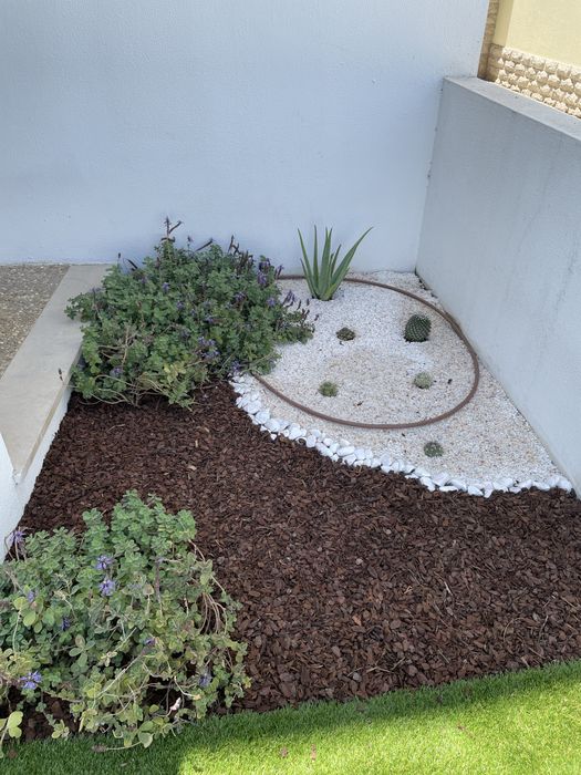 Instalação de relva sintética, manutenção de jardins e poda de árvores