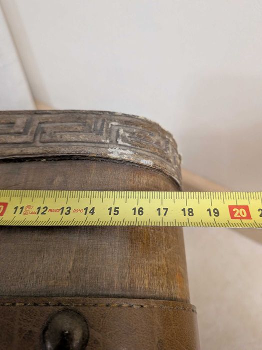 Stylowy kuferek. Skóra i drewno. Stary.