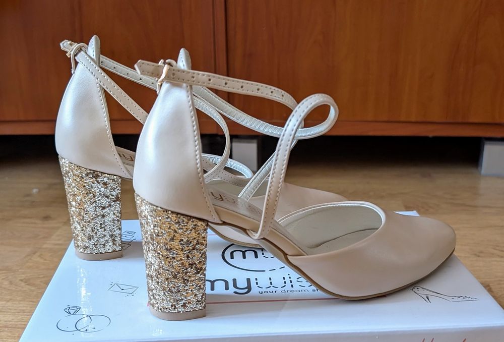 Skórzane buty My Wish – nowe, kremowe ze złotym akcentem