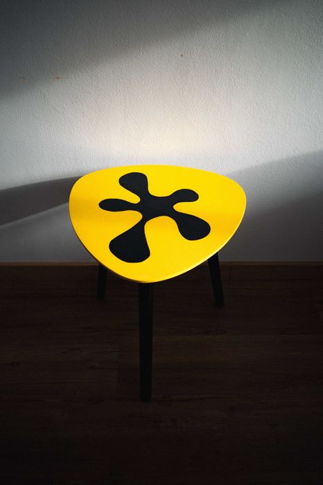 Mesa de apoio triangular