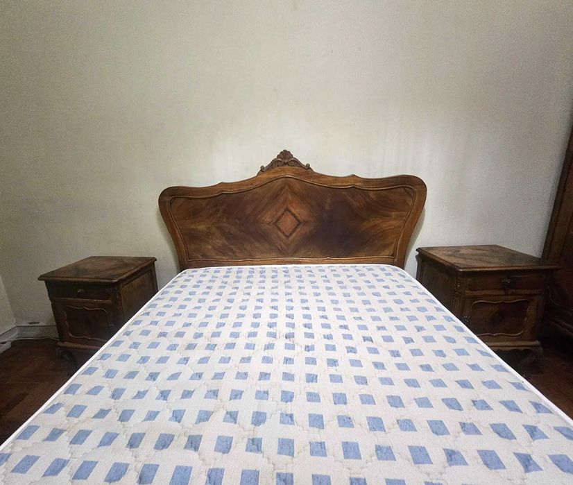 Vendo mobília de quarto completa em madeira maciça