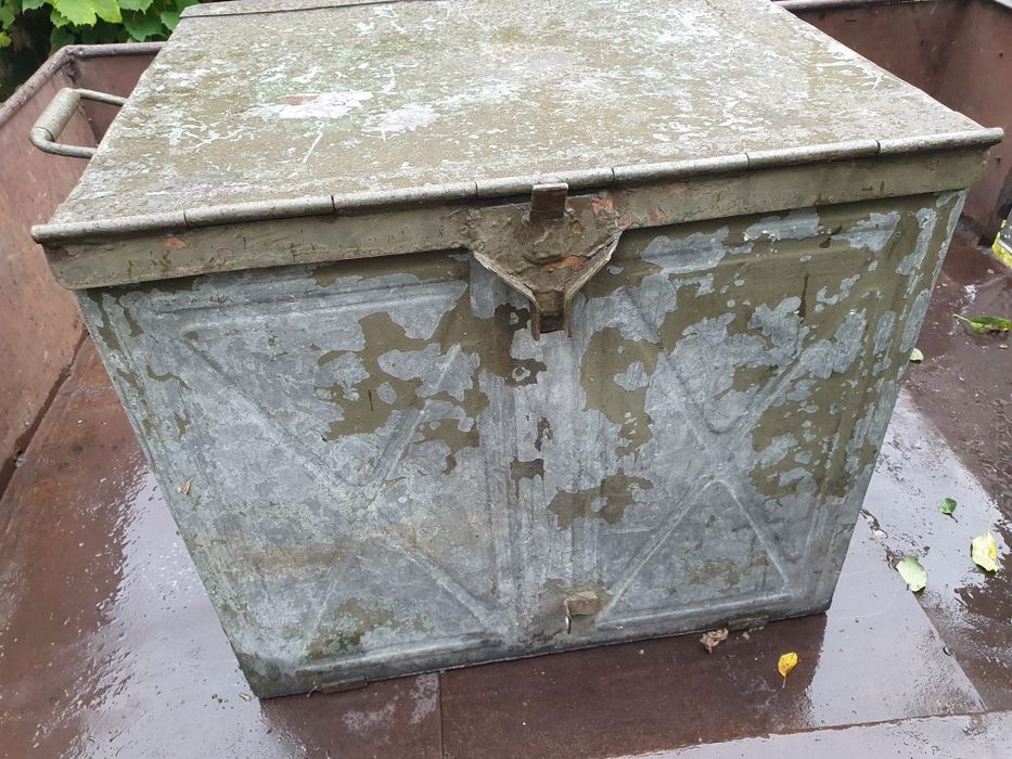 Stara metalowa militarna skrzynia wojskowa ze stołem lodówka polowa