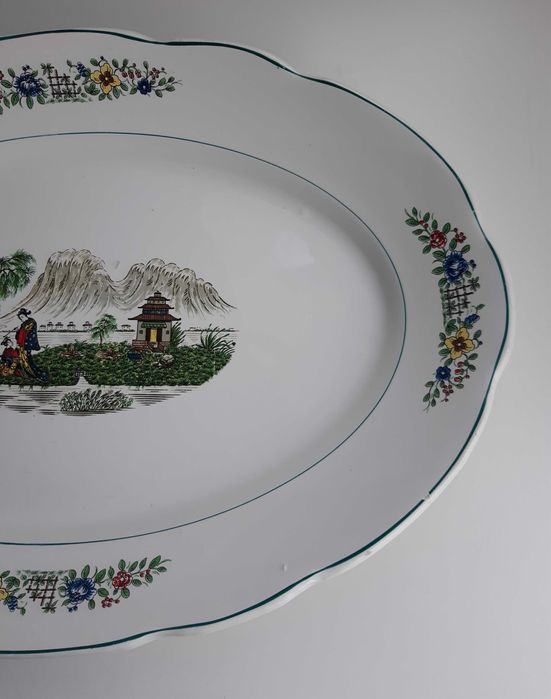 Travessa em faiança Portuguesa de grandes dimensões