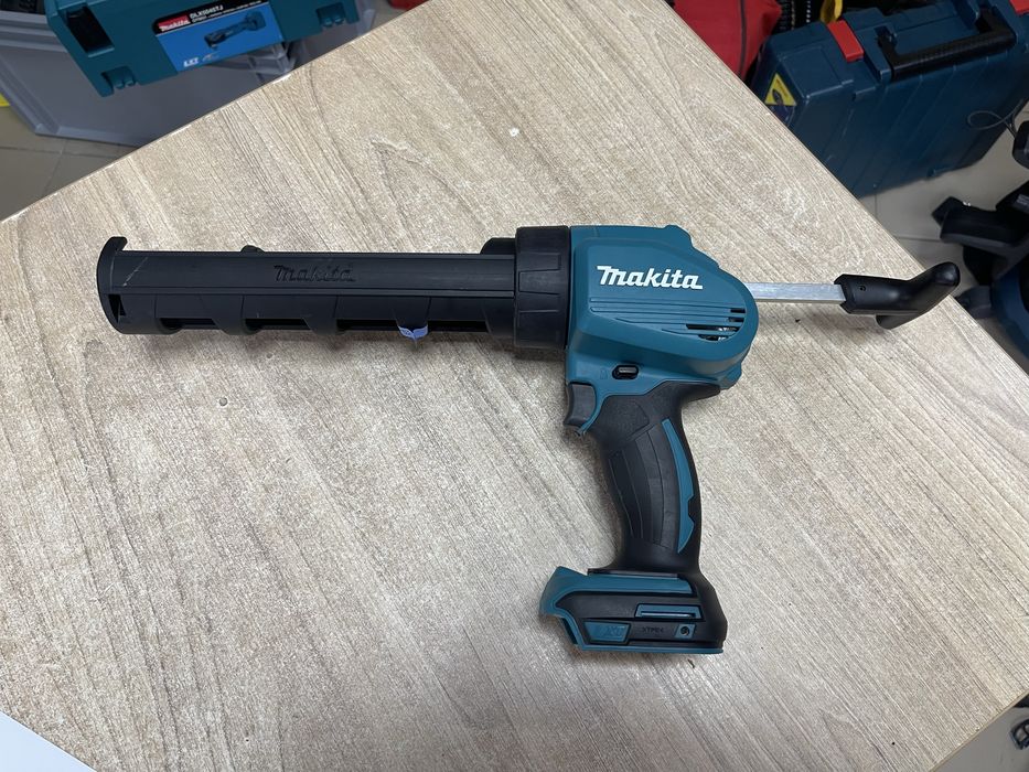 Makita DCG180 / акумуляторний пістолет для силікону Макіта