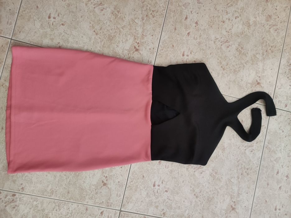Vestido Bershka sem costas coral e preto
