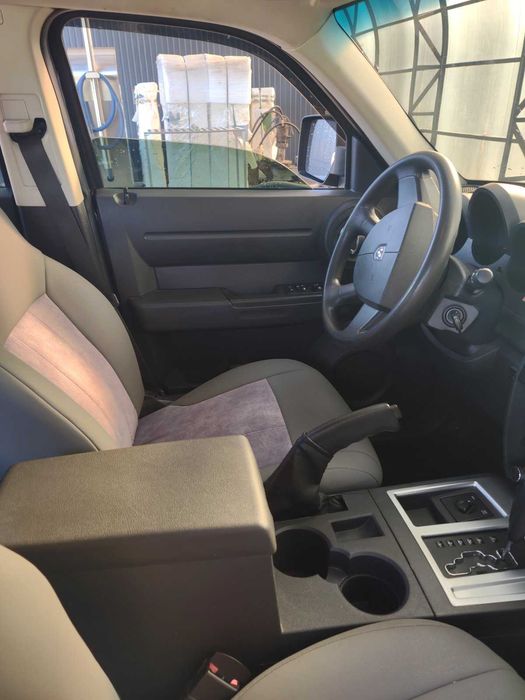 Ексклюзивний автомобіль Dodge Nitro у гарному