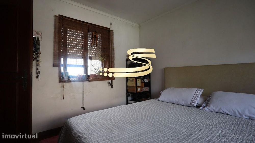 Moradia com anexos, garagem e excelente área de terreno