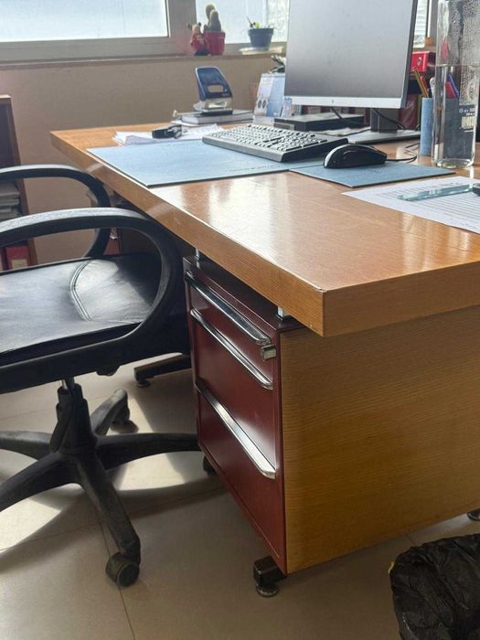 Secretária em madeira e com gavetas