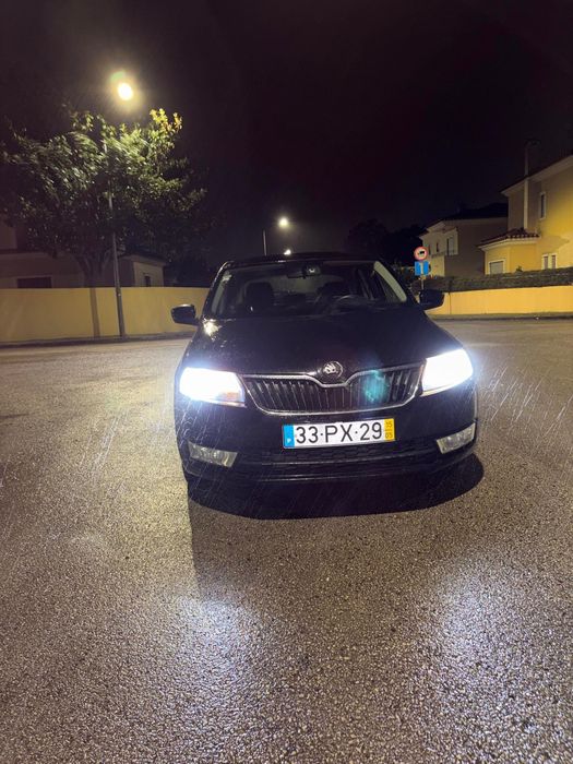 Vendo Skoda 1.6 muito bom de pintura e chapa