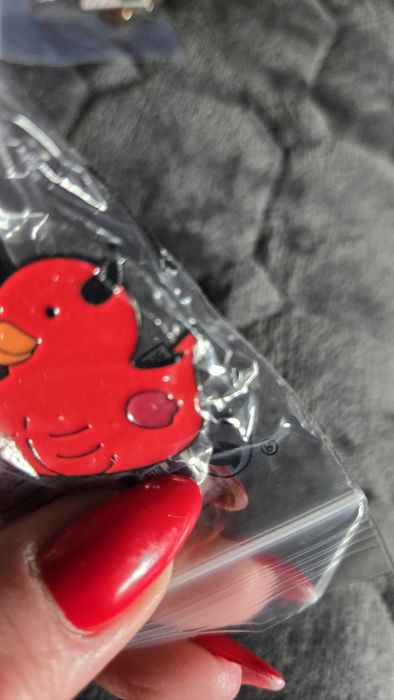 Przypinka czerwona kaczka.