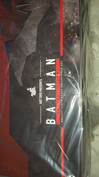 Hot Toys 1/6 Scale Movie Masterpiece The Batman with Bat-Signal (MMS641) MISB