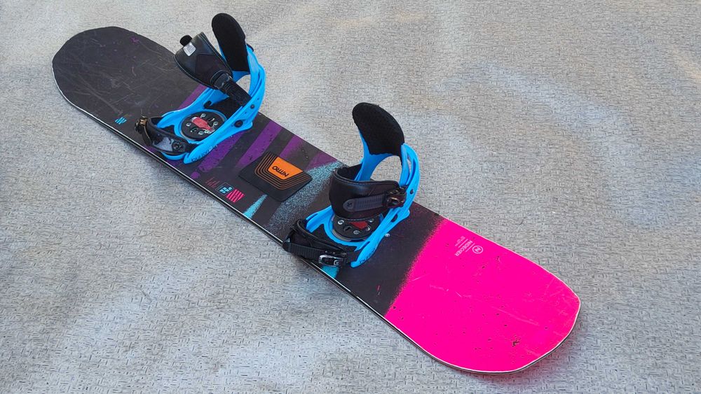 Niska deska All-mountain NIDECKER FLAKE 135 cm z wiązaniami BURTON po serwisie