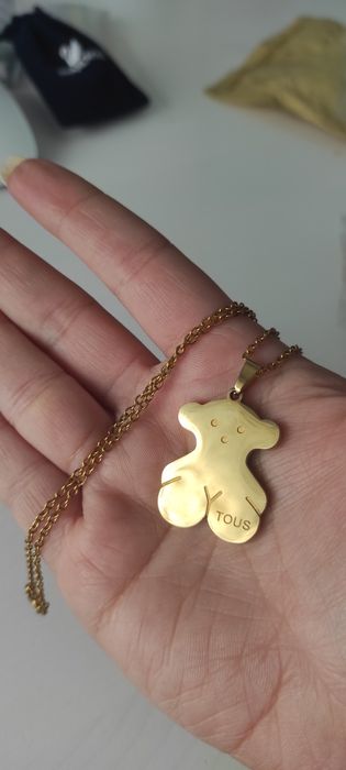 Fio com pingente dourado